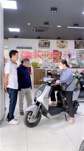 Customers experience the Honda ICON e electric scooter | HEAD VINH CAT