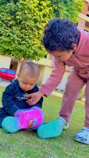 الطفل الشرير والطفل الحزين 💔😑