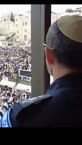 Thousands of Jewish worshipers from across Israel, attend Passover’s priestly blessing (Birkat Ha Kohanim) at Jerusalem’s Western Wall. Happy Passover to all observing. May Israel and the Jewish people have a peaceful holiday. Am Yisrael Chai! Via: Israeli police | StandWithUs