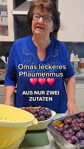 Oma&Vanessa on Instagram: "Hausgemachtes Pflaumenmus 😍 dunkel, cremig und aromatisch. Einmal probiert, macht man’s nie wieder anders! 👉 Macht ihr euer Pflaumenmus auch selber oder kauft ihr es lieber? . . ✨ Pflaumenmus aus dem Ofen ✨ Für 2 kg Pflaumen (entsteint) brauchst du: 2 kg reife Pflaumen 500 g braunen Zucker optional: 1 TL Zimt nach Geschmack So geht’s: Pflaumen entsteinen und in einen Bräter oder eine große ofenfeste Form geben. Den braunen Zucker gleichmäßig oben drüber streuen, nich