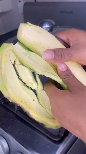 How to peel a green plantain #videos #food #cookingchannel #viral #cooking @F_Gonzales1