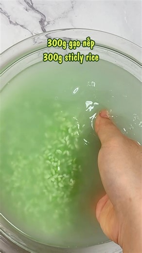 Bạn đã lâu rồi chưa được thưởng thức một đĩa xôi dẻo thơm chuẩn vị? Hãy để xôi hạt sen lá dứa cốt dừa mang đến cho bạn một trải nghiệm tuyệt vời nhé! Sự kết hợp hoàn hảo giữa hạt xôi dẻo mềm, vị bùi béo của hạt sen, hương thơm đặc trưng của lá dứa, và vị béo ngậy của nước cốt dừa đã tạo nên một món ăn vừa quen thuộc, vừa tinh tế. Món này không chỉ thích hợp cho bữa sáng mà còn là món quà ý nghĩa để bạn dành tặng cho những người thân yêu. 🥰 | Helen's Recipes