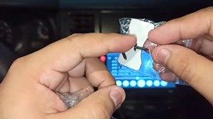 Cómo instalar CÁMARA DE REVERSA del auto estéreo Modelo 7010B de pantalla touch de 7" doble din en el Nissan Tiida | 2020