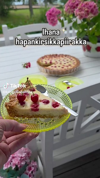 Puut notkuvat nyt kirsikoita ja tässä oiva ohje niiden käyttöön leivonnassa. Tämä piirakka ei ole yhtään hapan, vaikka kyseessä onkin hapankirsikka, vaan kivan makea. Toki tämä ohje sopii erinomaisesti myös muiden marjojen kanssa, kuten esimerkiksi mustikkapiirakaksi tai punaisiin viininimarjoihin. Kaurapohja tuo myös kivaa lisämakua tähän kirsikkapiirakkaan. Kristallinhohdon kirsikkapiirakka: Pohja: 125 g voita 3/4 dl sokeria 1 muna 1 1/2 dl kaurahiutaleita 2 dl vehnäjauhoja 2 tl vaniljasokeria