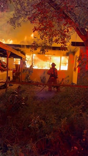 🚨🔥𝐑𝐞𝐬𝐢𝐝𝐞𝐧𝐭𝐢𝐚𝐥 𝐒𝐭𝐫𝐮𝐜𝐭𝐮𝐫𝐞 𝐅𝐢𝐫𝐞🔥🚨 DBFD Units responded to a structure fire in the 500 block of Model Street. Upon arrival, crews encountered a one-story home with heavy fire and smoke. Entry was forced to the residence, and firefighters simultaneously stretched hose lines and began extinguishing the fire. The residence was thoroughly searched for occupants. No one was home at the time of the fire, and no injuries were reported. The cause of the fire is being investigated