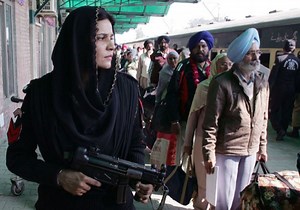 Viral Pic: Female Pakistani commando guards Indian Sikhs as they visit 'Nankana Sahib' on Gurupurab
