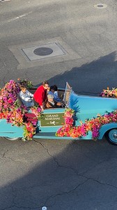 Billie Jean King, the 2025 Tournament of Roses Grand Marshal, rides in a 1937 Rolls-Royce Phantom III. This model, introduced in 1936, was the last large pre-war Rolls-Royce and the only V12 Rolls-Royce until 1998. With only 721 Phantom III chassis built, it features a 7.32-liter V12 engine with twin ignition, 24 spark plugs and a twin SU electric fuel pump. Known for its luxury and innovation, the Phantom III also has independent front suspension, a 4-speed manual transmission and four-wheel se