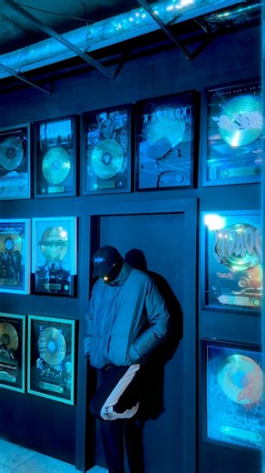 Shaho Casado on Instagram: "10 Jahre Geschichte, 10 Jahre Zukunft ☄️ diesmal mit einem Alien von Seite 👤🌍 #ALIEN #deutschrap #casadomusic"