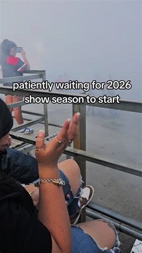 🤣😶‍🌫️ #trucksoftiktok #truckshow #loweredtrucks #burnout #taquache | Truck