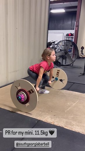 A little training for our lil muscle mini 💪🏼🖤💪🏼 hitting her PR at 11.3kg #girlswholift #lilmusclemini #southgabarbell #buildingconfidence #weightlifting #kidswholift@Megangsta