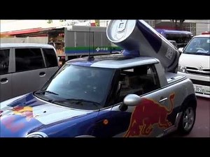 レッドブル（Red Bull）の宣伝をするミニクーパー