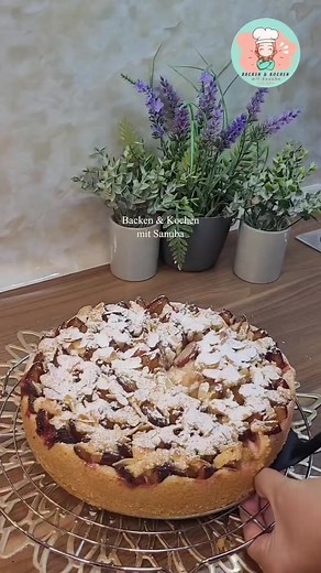 Zwetschgendatschi / Zwetschgenkuchen mit Streusel und Puddingcreme / Schnelles Pflaumenkuchen Rezept Zutaten Für den Mürbeteig: 250 g Mehl 1/2 Päck. Backpulver 100 g Zucker 130 g Butter oder Sanella (zimmerwarm) 1 Ei Puddingmasse 400 ml Milch 1 Päck. Vanillepuddingpulver 2-3 EL Zucker 200 g Schmand oder Creme Fraiche Belag 800 - 900 g Zwetschgen 2 EL Zucker 1 P. Vanillezucker Ca. 50g gehobelte Mandeln Zum Bestreuen etwas Puderzucker Für den Mürbeteig alle Zutaten miteinander kurz vernischen. Ca.