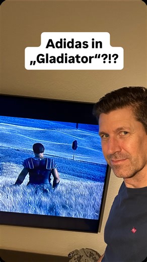 Sind das da Adidas in „Gladiator“? Manchmal verstecken sich die besten Filmfehler direkt im Bild – und fallen doch erst beim zweiten oder hundertsten Hinsehen auf. 😄 Habt ihr den schon mal bemerkt? Oder kennt ihr noch andere legendäre Movie-Mistakes? #gladiator #russellcrowe #moviemistakes #filmfehler #moviefacts #cinephile #filmnerd #moviedetails #behindthescenes #movieroast #funfacts #moviecommunity #epicmovies #cinema #filmliebe #kino #moviefan #blockbuster #movieclip #filmliebe | Movie Roas