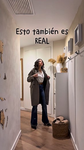 MI REALIDAD A veces parece que si una casa es bonita, ordenada o estética, ya no es “real”. Pero hay muchas personas que encontramos paz en los espacios cuidados, en los tonos neutros, en el orden. No porque queramos aparentar, sino porque nos hace sentir bien. Tener una casa bonita no significa que no se viva, significa que la vivimos a nuestra manera. ¿Qué pensáis? #casasreales #hogar #hogarbonito #homeinspo #homesweethome | 𝐋𝐚𝐫𝐚 • Deco l Inspo l DIY •