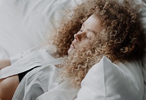 How to Sleep with Permed Hair: 6 Pro Tips