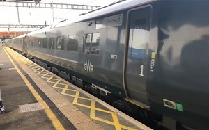 英国大西部铁路Class800动车组列车斯劳车站出站发车