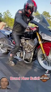 Awesome new @harleydavidson drag bike build by Casey Smith. He was busy this off season! Let’s see what you worked on! #motorcycles #dragbike | CycleDrag