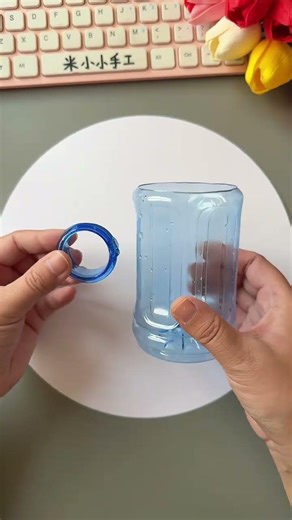 You can make a beautiful cup from an empty bottle in just a few simple steps. Very practical han