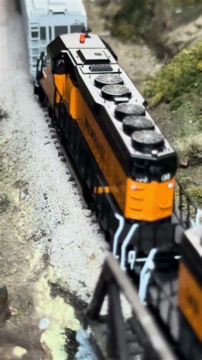 N scale model trains Milwaukee railroad 70s local freight sd40-2 caboose 1:160gauge railfan Hiawatha