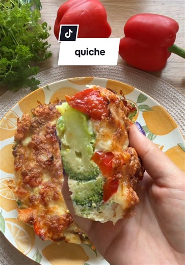 Ingredients: 500 g broccoli 200 g salmon fillet 4 eggs 4 cherry tomatoes 1 paprika salt grated cheese. Boil the broccoli in salted water, cutting it into florets, for 4 minutes. Next, place the broccoli in a silicone mold and press down lightly with a glass. Then add the diced salmon, tomatoes, and paprika, pouring in the pre-beaten eggs. Sprinkle with grated cheese and place in an air fryer at 180°C for 15 minutes or 356°F for 15 minutes. Enjoy.#quiche #broccoli #einfacherezepte #airfryerrecipe