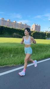 5.3K views · 158 reactions |  It’s a beautiful world when you start the day with movement.早上跑步完，再挑戰單槓仰臥起坐，流汗的瞬間，覺得自己又更強了一點身體動起來，心情也會跟著亮起來，原來，美好的世界是自己創造出來的。#跑步日常 #每天進步一點點#新北市馬拉松協會 | Vicky Lee | Facebook