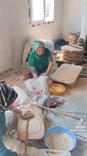 making butter bread using the communal work method in the village