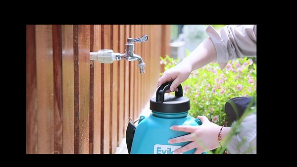 2 Gallon Battery-Powered Backpack Sprayer, Electric Sprayers for 6 Hours Spraying in Garden and Lawn, with Multiple Nozzles, 2 Wands, Ideal for Weed Sprayer, Watering Plants