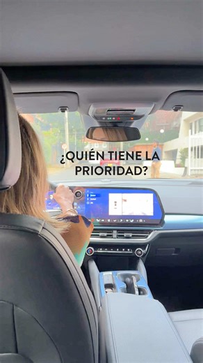 Apasionados de la etiqueta, recuerden que ceder el paso al peatón, es un acto de respeto y no tiene excepción 🚘 ¿Qué otros temas de etiqueta creen que deberíamos abordar cuando manejemos juntos? Por cierto, no saben lo maravilloso que es el botón ONSTAR que trae la Equinox EV 🫶 conectividad y seguridad 24/7 😎 @chevroletco