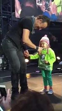 Bruce Springsteen Sings "Waiting on a Sunny Day" w/ 4 year old