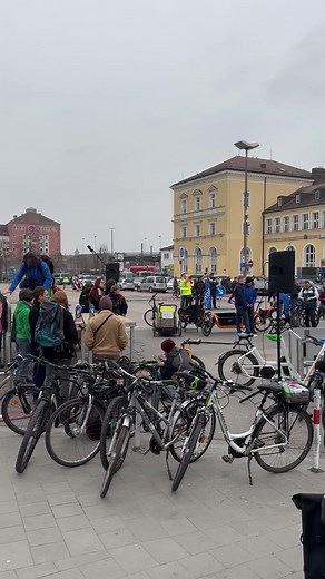 6.7K views · 38 reactions | Fridays for Future demonstriert mit Fahrrädern für einen besseren ÖPNV.  Am 1. März ist bundesweiter Klimastreik. Fridays for Future organisierte in Regensburg eine Fahrraddemo mit einer Sternfahrt. Gestartet wurde an der Uni, dem Stadtpark und der Zeißstraße. Am Hauptbahnhof fand eine Kundgebung statt. | Passauer Neue Presse - PNP | Facebook