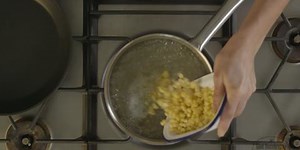 How to prepare and cook sweetcorn
