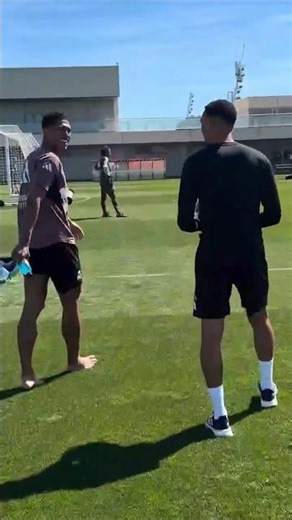 Bellingham tells Khabib ’SEND ME LOCATION!’ 😆 (via khabib_nurmagomedov/IG)