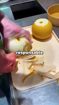 J'étais en train de remplir les rayons quand une cliente m'a attrapé p