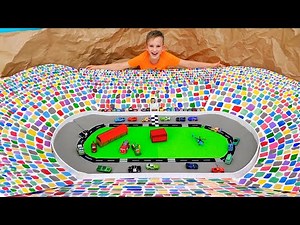 Vlad et Niki jouent avec des voitures miniatures et construisent une piste de Speedway