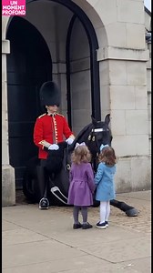 Cheval du garde s'agenouille pour les enfants curieux Un moment touchant alors que le cheval d'un garde s'agenouille pour deux enfants curieux. #fblifestyle #AI Generated using Kling AI . . . (À des fins de divertissement uniquement. Consulter des professionnels si des conseils sur les activités sont présentés. Aucune affiliation à une marque n'est implicite si elle est représentée. Si le contenu s'inspire d'événements réels, des adaptations créatives peuvent être incluses. Le contenu peut inclu