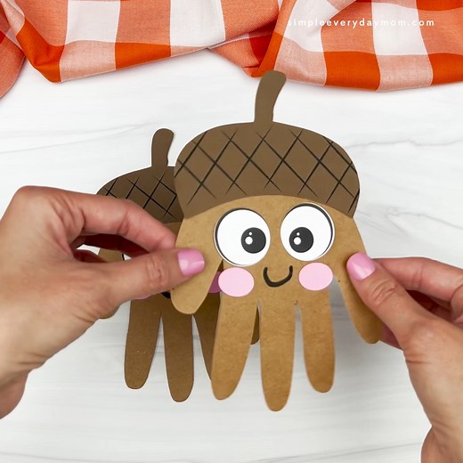 🖐️ Acorn Handprint Craft 🖨️ Grab the printable template on the blog | Simple Everyday Mom