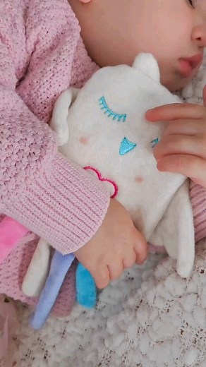 Lulla Owl comes with a cot attachment. Researched and designed in Iceland, Lulla Owl plays 24 hours continuously of real-life heartbeat and breathing (Gudran, an Icelandic mum of 3 and Yoga guru). The Lulla Owl helps your baby sleep longer for both daytime and nighttime sleeps. Lulla plays continuously for 12 hours (that's right! It doesn't turn off as baby moves into their next sleep cycle) which means NO NINJA mum or dad is required to sneak back in to turn Lulla back on 👏 . 📷 @hazels_havenn