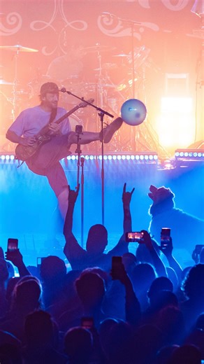 Remembering one of @cocoathetourdog ‘s greatest balloon battles of all time in Nashville 2022! 🎈 @stickfiguremusic | In The Barrel Photo