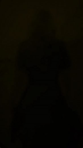 👉 This outfit: Vintage. Thrifted. Timeless. Did you know: In the 1940s, “make do and mend” was an official government campaign, encouraging women to rework old clothes and repair rather than replace to avoid waste. Back then, the average person owned about 25–30 garments total. Today, the average American buys 68 new pieces each year and throws away about 81 pounds of clothing annually! The fashion industry now produces over 100 billion garments a year, and one garbage truck of textiles is land