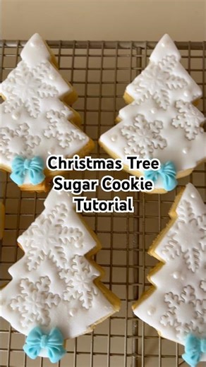 Christmas tree sugar cookie tutorial with fondant #fondanttutorial #fondantsugarcookies #christmas
