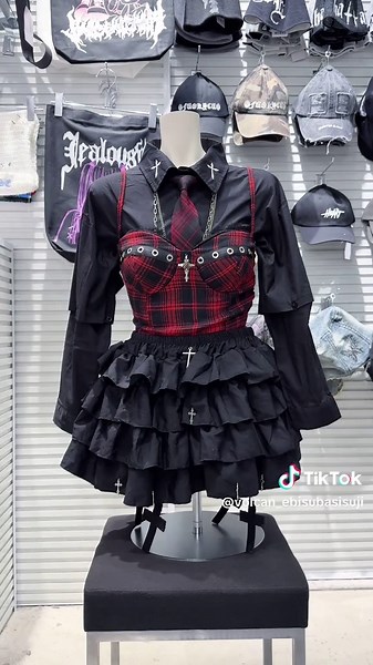 ♥️🥀パンク系コーデ🥀♥️ 新作キャミを使ったパンク系コーデ💀 フリル系のスカートを使うことで パンクロリータ風にも…💭👀 是非店頭にてチェックしてみてくださいね✨️ 新作アイテムもオンラインサイトで取り扱っております💖 ぜひそちらもチェックしてみて下さい♪ #ア#アパレル店員お#おすすめv#volcan_aphroditeヴ#ヴォルカンなんば