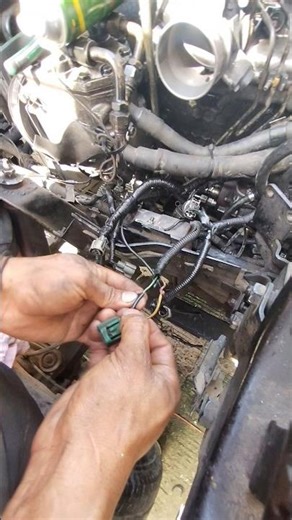 damaged ECU socket || 4HJ1