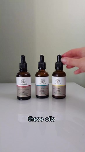 Olona Earth’s oils are unrefined and don’t go through any chemical extraction & processing. They smell like the natural nut or seed from the plant. Let's see what they smell like I find jojoba oil has a faint nutty scent and smells a bit like bacon. Marula oil smells like soya sauce mixed with coffee Baobab oil is the one that smells neutral. If anything it has a faint smell of wax. Once applied to your face the scent dissipates and it is great for sensitive skin because it doesn’t have any arti