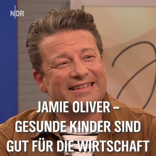 Gesundes Essen für Kinder ist ihm wichtig, deshalb setzt sich Jamie Oliver auch seit Jahren für ausgewogene Ernährung in den Schulen ein. 📺 https://1.ard.de/Jamie_Oliver | DAS! im NDR Fernsehen