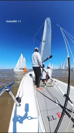 El Enemigo Sailing Team on Instagram: "Penúltimo dia de Mundial de J70, falta pouco! 💪🏼Vamos em P9 após um dia de vento leste fraco de 6 a 9 nós, muito rondado. Hoje, regatas bem difíceis de condições bem similares as que tivemos no Sul-americano, fazendo as equipes se alterarem no top 10. Na primeira regata nós começamos bem, mas escorregamos um pouquinho (19) e na segunda regata, com boas decisões táticas, chegamos melhor. P9 foi um resultado positivo para um dia difícil, pois estamos de vol