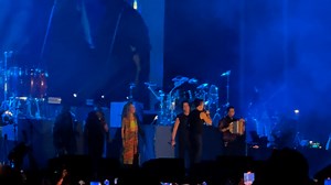 Carlos Vives & Fonseca nos regalaron un momento unico y épico anoche cantando juntos "La Tierra del Olvido" | Backstage Magazine