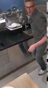 Pour les gourmands qui veulent un dessert rapide, je vous partage ma recette du gâteau au chocolat en moins de 3 minutes (chronomètre à l’appui) ! 😋 À vos fourneaux ! #restonsàlamaison | Christophe Adam