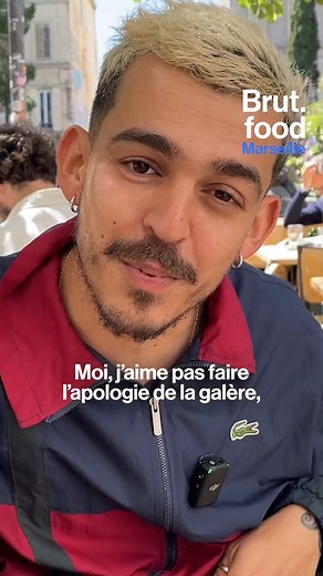 "La chance que j'ai eue, c'est que les galères, je les ai vécues très tôt." BRUT FOOD. Il est l'une des sensations de cette dernière saison de Top Chef. Son parcours et sa maladie, ses influences… Brut a passé une journée avec le chef Valentin Raffali chez lui, dans son restaurant à Marseille, le Livingston. À l'occasion de l'arrivée de la flamme olympique à Marseille ce 8 mai, Brut consacre une semaine spéciale à cette ville. | Brut