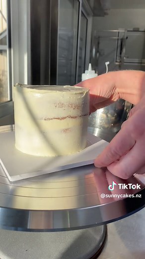 beachy themed cake for a wedding anniversary #cakedesigns #cakedecorating #swissmeringuebuttercream #sunnycakes #sunnycakesnz #beachthemedcake #blueandwhitecake #4inchcake #vanillacake