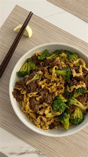 Andrea | Cómo Cocino on Instagram: "Noodles con carne y brócoli 🍜 Carne: -400g de milanesas de carne rebanadas súper delgadas -1/2 cdita bicarbonato -1 cdita salsa de soya/ aminos -1 cdita harina de tapioca/fécula de maiz Salsa: -2 cdas de soya/aminos -2 cdas aceite de ajonjolí -1 cda miel de maple -1 cda chili flakes -3/4 taza caldo de pollo/verduras -1 cda harina de tapioca/fécula de maiz Otros: -noodles ya cocidos -1 1/2 taza de brócoli cocido (1 min en agua hirviendo) -1 diente de ajo picad